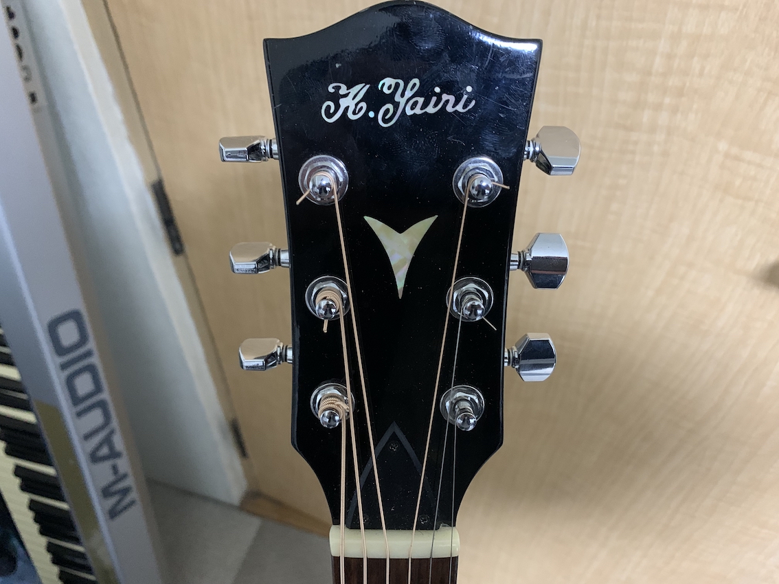 かなりレトロな音がするエレアコ【K Yairi/ KYF-1 BS】ギターを持っ